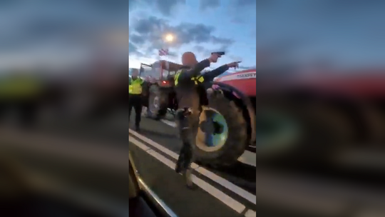 РТ: Холандска полиција пуцала на пољопривреднике који су протестовали
