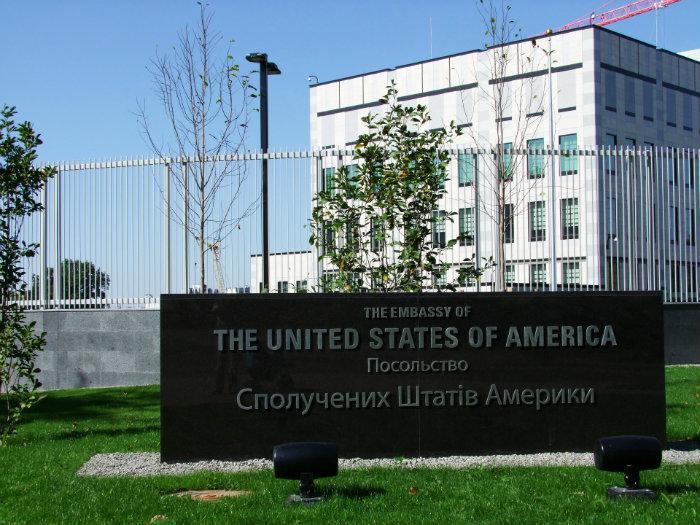 На амбасаду САД у Кијеву бачена експлозивна направа