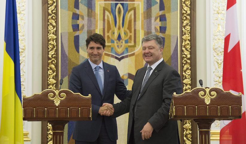 Порошенко и Трудо разговарали о испорукама тешког наоружања Кијеву