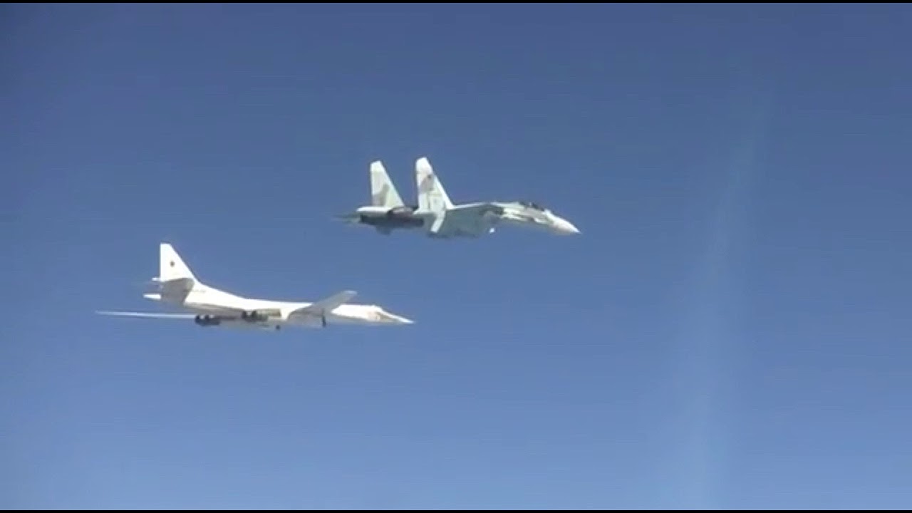 Вежба стратешких бомбардера Ту-160 са ловцима Су-27СМ изнад Црног мора