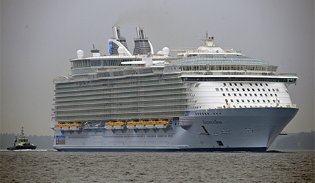 Пожар на највећем путничком броду на свету