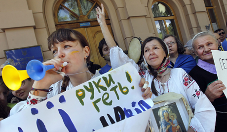 Специјалне полицијске снаге се удаљују од украјинског дома