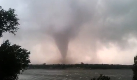 Oko 20 tornada pogodilo južni deo SAD