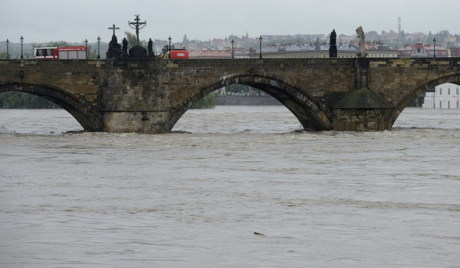 Вода се повлачи из Прага