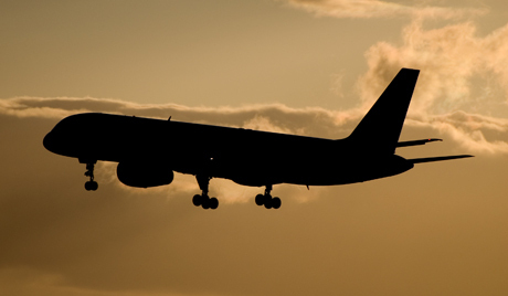 Boeing 757 принудно слетео због проблема са мотором