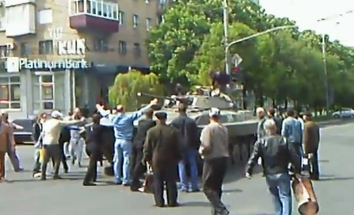 Драма у Мариопољу - Народ против оклопног транспортера