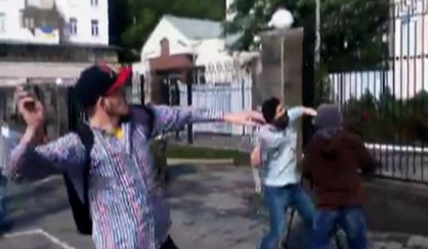 На амбасаду Русије у Кијеву бацају петарде и димне бомбе
