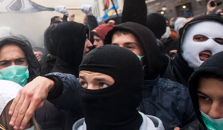 Екстремисти демолирали одељење Сбербанке у Кијеву