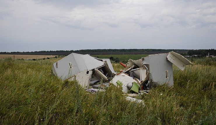На месту пада малезијског авиона ради 101 стручњак