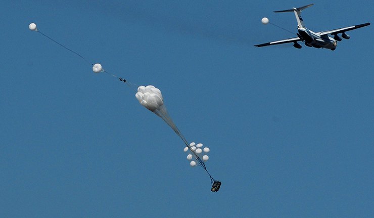 Руси први пут у Србији искрцали борбену технику из авиона