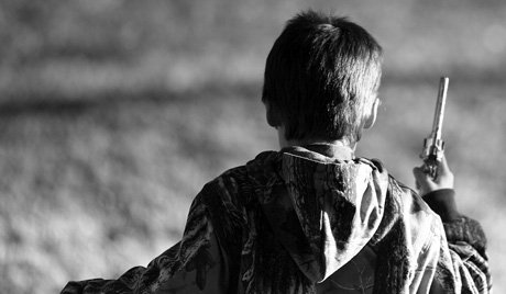 Трогодишњак у САД ранио из пиштоља оца и трудну мајку