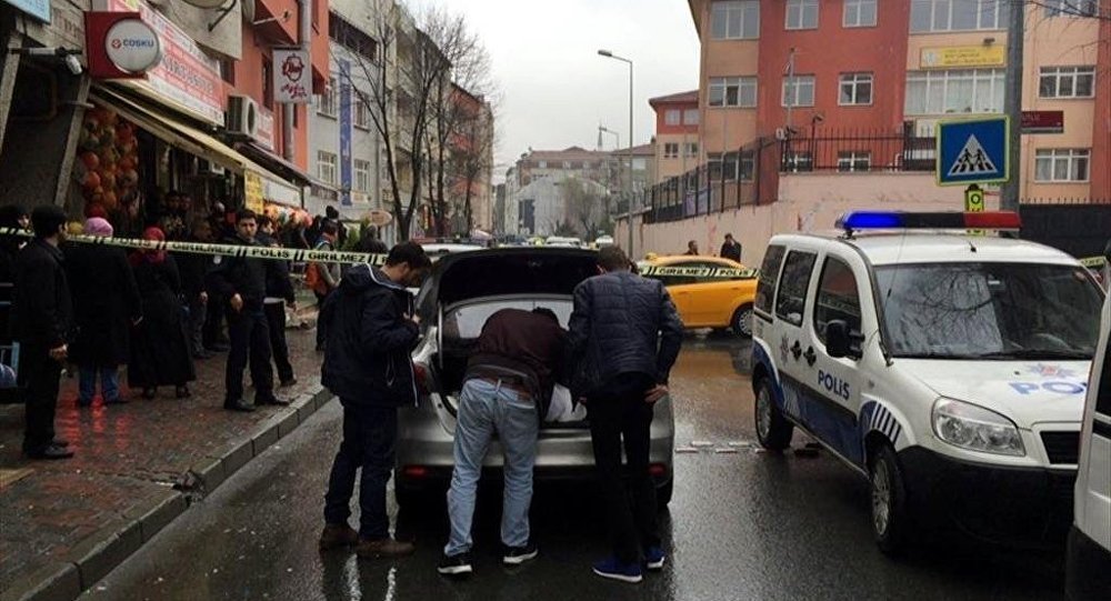 Две жене бациле бомбе на полицијску станицу у Истанбулу