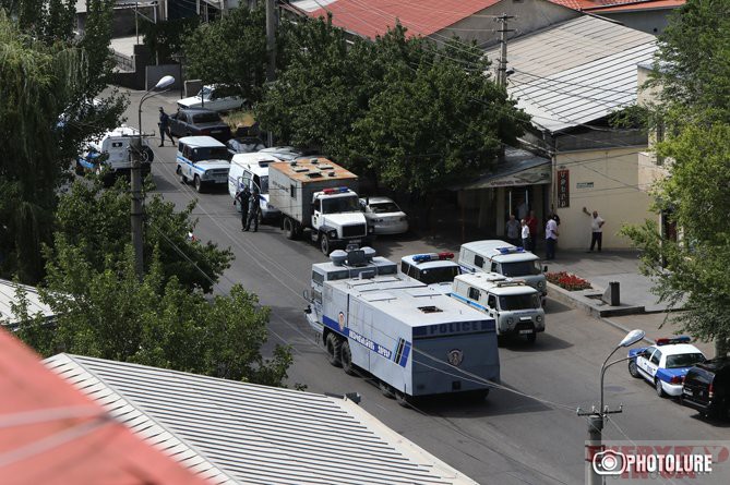 Наоружана група у Јеревану ослободила двојицу талаца