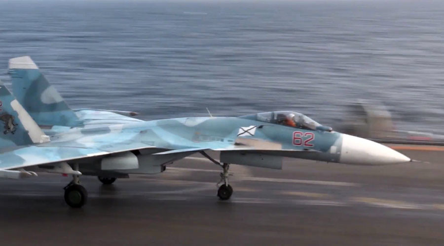 Ловац Су-33 приликом слетања на носач авиона пао у море