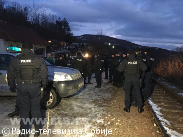 Воз стоји у Рашкој, пруга у Јарињу под опсадом полиције