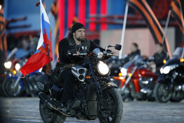 Хирург: Ако уместо георгијевске ленте у ЕУ закачите заставу дугиних боја успех је загарантован
