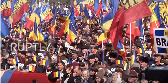 Више од 10.000 људи на митингу за уједињењу Молдавије и Румуније
