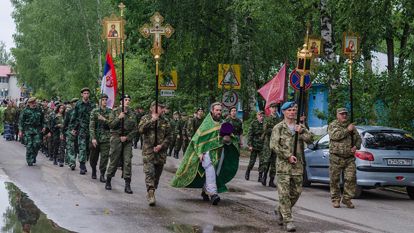 Ruska hrana hrani telo, a srpske pesme dušu: Srbska omladina u ruskom vojnopatriotskom kampu „Peresvet“redio Pompeu da „pažljivo prouči“ eksproprijaciju zemljišta u Južnoj Africi