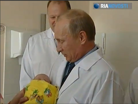 Putin sa sedmomilijarditim stanovnikom Zemlje u naručju