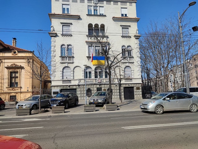 Пољска амбасада у Београду истакла украјинску заставу