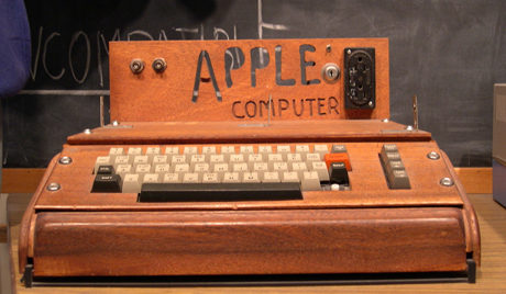 Prvi kompjuter Apple prodali za $374.500