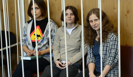 Због Pussy Riot, FEMENисткиње збациле спомен-крст из центра града