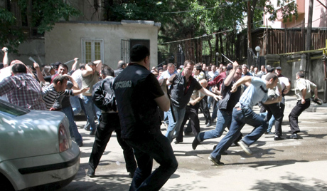 Mirni protesti protiv bezakonja vlasti