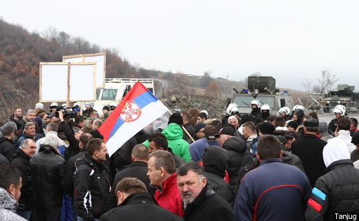 Срби са севера KиM у протестноj вожњи, блокирано Jариње
