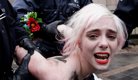Femen akcija na mestu samoubistva pisca u katedrali Notr Dam