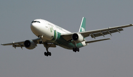 Britanija: optužnice protiv dvojice putnika pakistanskog aviona