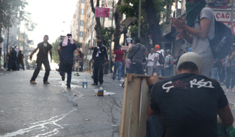 Турска полиција проводи акцију масовног хапшења