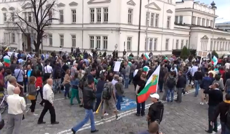 Противници и присталице владе протестују у Софији