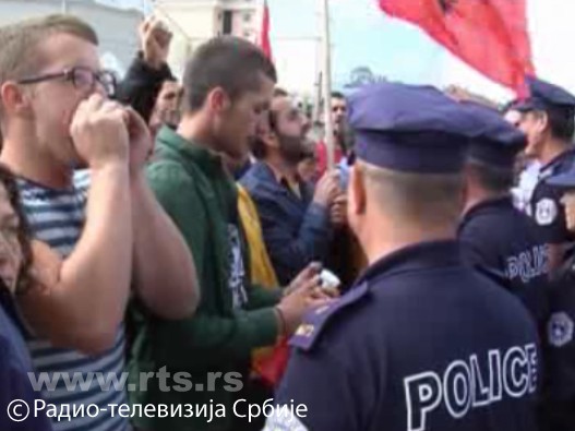 Na stotine Albanaca se sukobilo sa policijom na Kosovu