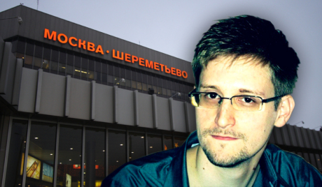 Насловна страна бразилског часописа илустрована пољупцем Путина и Сноудена