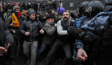 Сукоби демонстраната са полицијом у Киеву се настављају