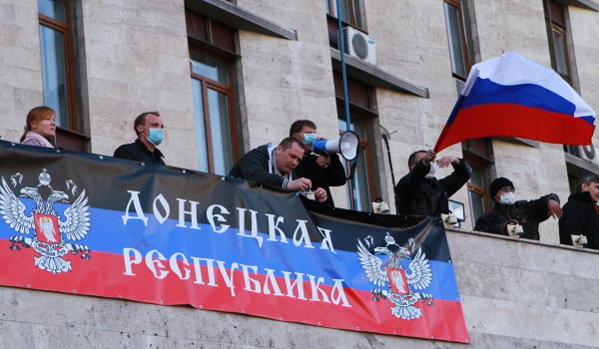 Демонстранти у Доњецку поставили заставу РФ на зграду администрације