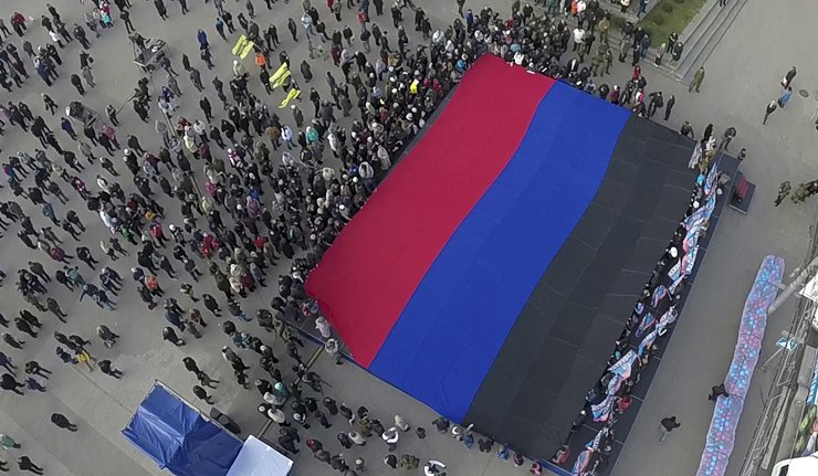 У Доњецку подигнута застава ДНР од 30 метара