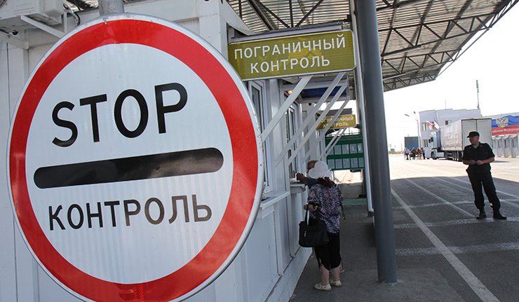 Украјина преко два прелаза не пропушта лака возила на Крим