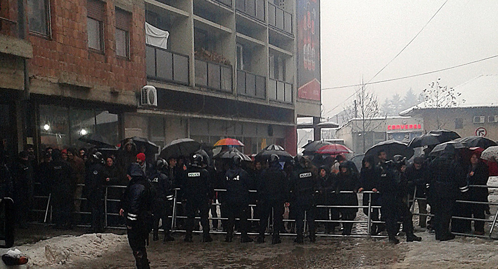 Полиција штити прилазе цркве у Ђаковици, Албанци протестују због доласка Срба