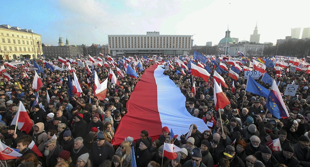 Хиљаде Пољака на улицама Варшаве протестује против владе