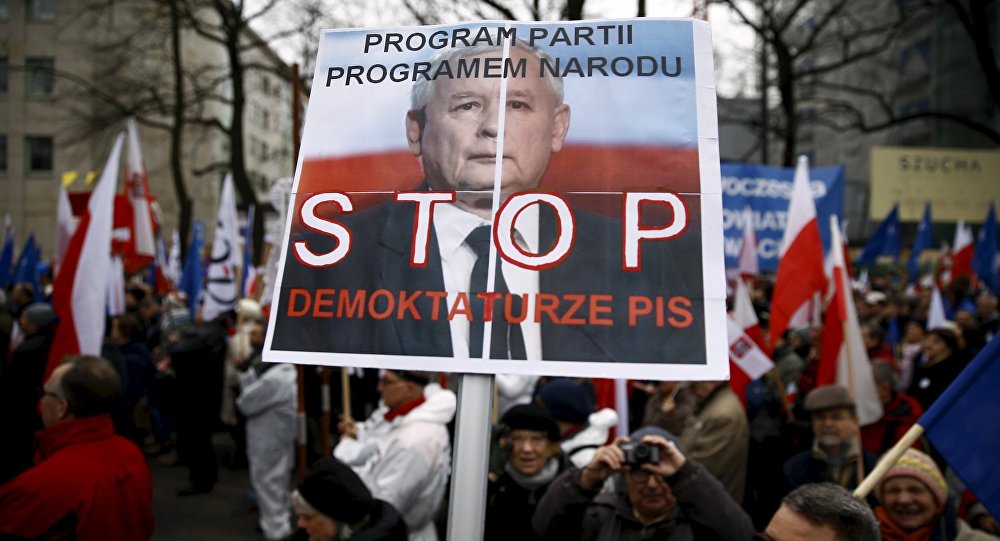 Десетине хиљада Пољака маршира против владе
