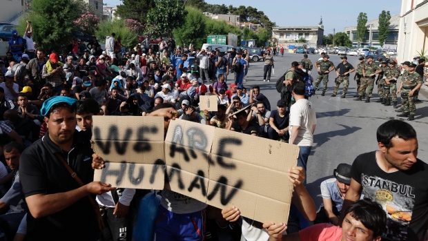 Lezbos: Sukob policije i migranata, zapaljeni kontejneri