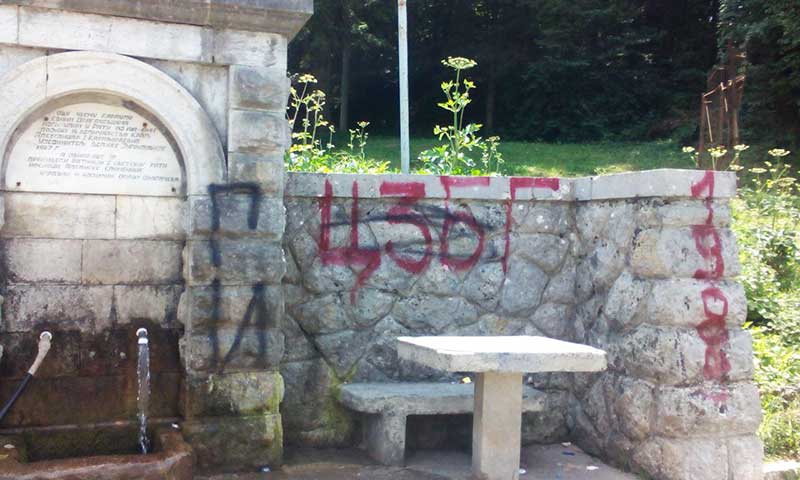 Поједини навијачи не поштују ни споменике својих предака