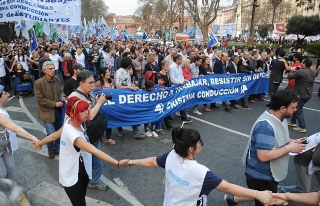 Хиљаде Аргентинаца протестовало због смањења броја радних места