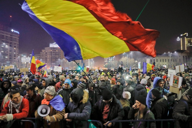 Влада Румуније повукла спорну одредбу због протеста народа