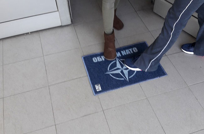 Postavite NATO otirač ispred svojih kuća, stanova, kafića...
