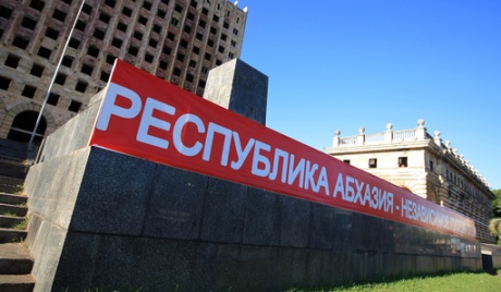 Председник Абхазије: Људи су почели да верују да рат припада прошлости