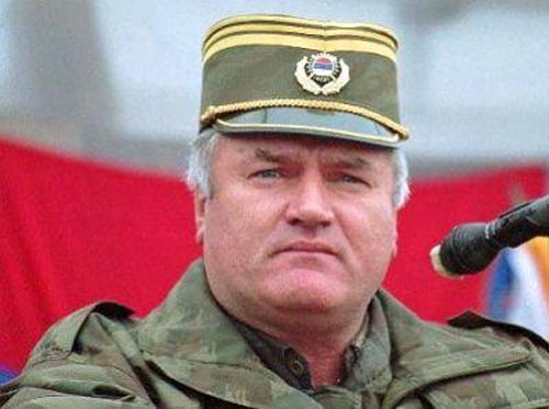 Srbsko (samo)ponižavajuće slanje Mladićeve „glave“ u Hag