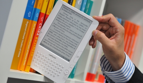 Електронски читач или папирна књига – ко ће кога...
