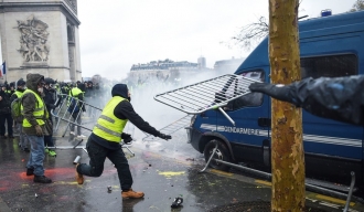 РТ: Војска на путу за Париз? Оклопна возила ангажована пред протест